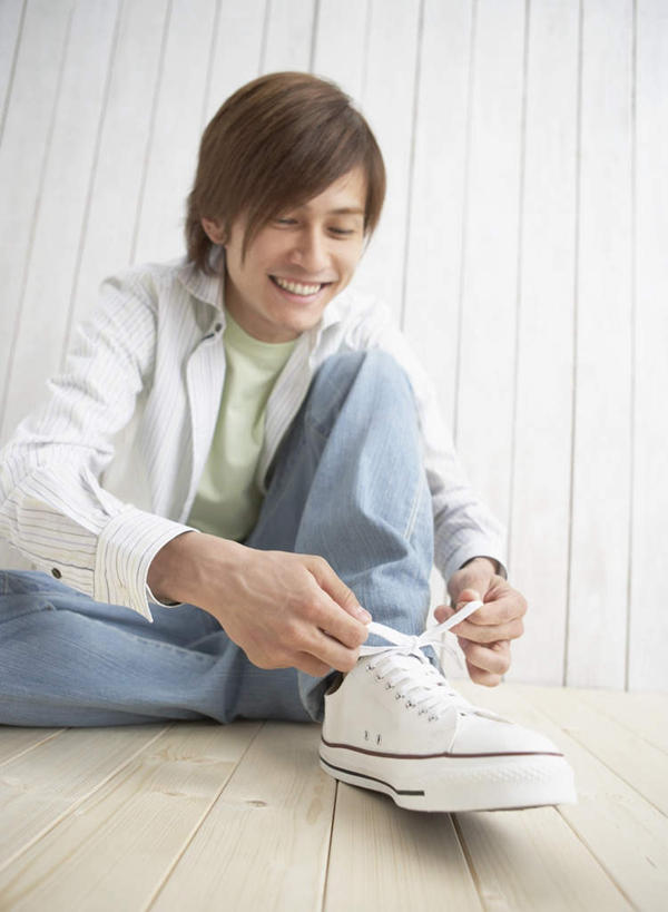 东方人,一个人,坐,笑,微笑,露齿笑,竖图,室内,白天,正面,鞋子,亚洲,仅一个男性,仅一个人,握,服装,裤子,墙,拿,拿着,注视,牛仔裤,休闲装,黄种人,墙壁,墙面,仅一个年轻男性,衣服,观察,看,休闲,休闲服,握着,服饰,观看,帆布鞋,休闲鞋,察看,关注,男人,男性,年轻男性,亚洲人,坐着,半身,彩图