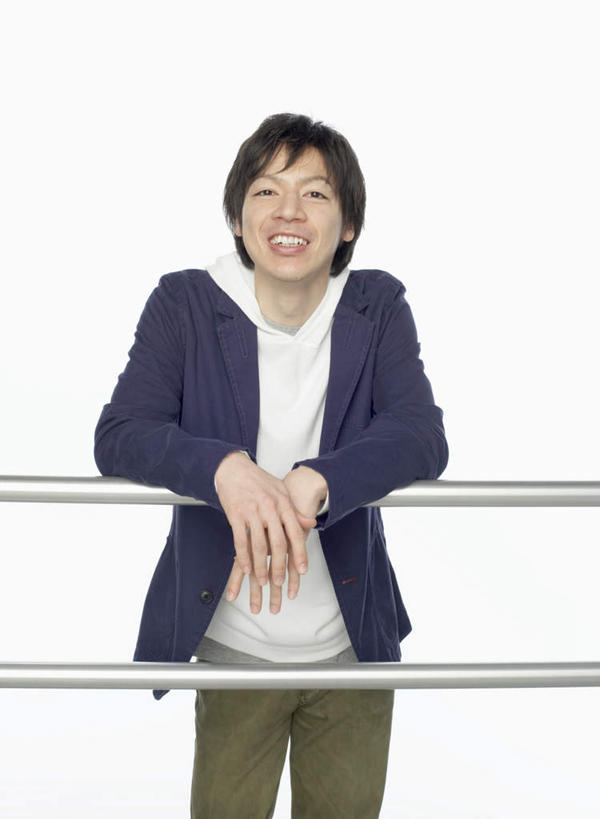 东方人,一个人,栏杆,站,笑,微笑,露齿笑,竖图,室内,白天,白色背景,正面,亚洲,仅一个男性,仅一个人,服装,围栏,注视,休闲装,黄种人,护栏,仅一个年轻男性,衣服,观察,看,站着,休闲,休闲服,搭,摄影,服饰,影棚,观看,察看,搭着,关注,男人,男性,年轻男性,亚洲人,站立,半身,彩图,影棚拍摄,拍摄