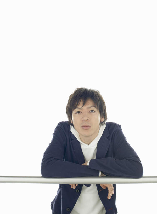 东方人,一个人,栏杆,站,笑,微笑,露齿笑,竖图,室内,白天,白色背景,正面,亚洲,仅一个男性,仅一个人,服装,围栏,注视,休闲装,黄种人,护栏,仅一个年轻男性,衣服,观察,看,站着,休闲,休闲服,搭,摄影,服饰,影棚,观看,察看,搭着,关注,男人,男性,年轻男性,亚洲人,站立,半身,彩图,影棚拍摄,拍摄