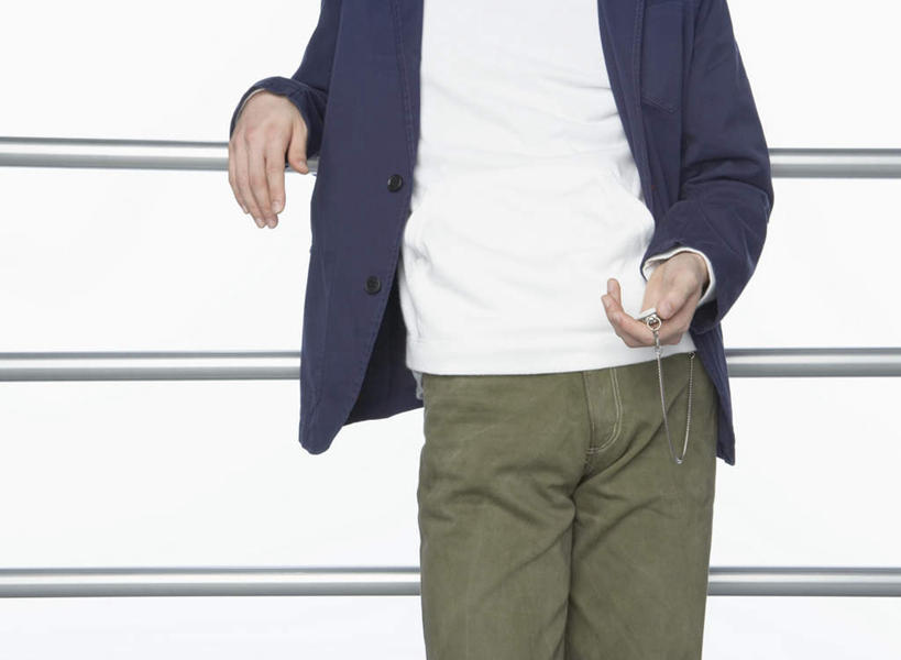 东方人,一个人,栏杆,站,横图,室内,白天,白色背景,正面,复古,亚洲,仅一个男性,仅一个人,握,服装,时间,时钟,围栏,拿,计时,拿着,休闲装,黄种人,护栏,怀表,仅一个年轻男性,衣服,钟表,靠,靠着,倚靠,站着,休闲,休闲服,表,握着,摄影,服饰,影棚,挂表,倚着,男人,男性,年轻男性,亚洲人,钟,站立,半身,彩图,影棚拍摄,拍摄