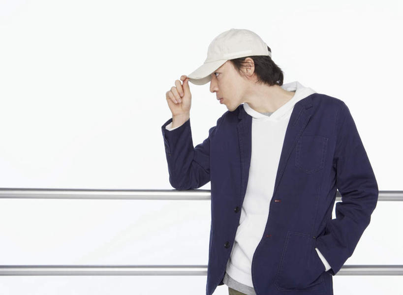 东方人,一个人,栏杆,站,横图,室内,白天,白色背景,正面,帽子,亚洲,仅一个男性,仅一个人,握,服装,围栏,拿,拿着,扭头,注视,休闲装,黄种人,运动帽,护栏,仅一个年轻男性,衣服,观察,看,站着,转头,休闲,休闲服,鸭舌帽,握着,摄影,服饰,影棚,观看,察看,关注,手插袋,单手插袋,单手抄兜,单手放兜,男人,男性,年轻男性,亚洲人,插兜,手插兜,手放口袋,站立,半身,彩图,影棚拍摄,拍摄,手抄兜