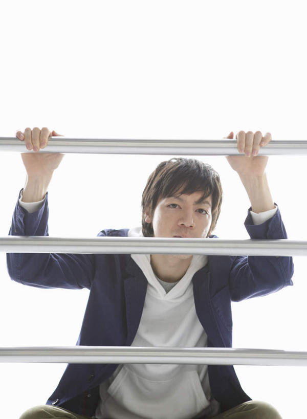 东方人,一个人,栏杆,蹲,竖图,室内,白天,白色背景,正面,亚洲,仅一个男性,仅一个人,握,服装,围栏,注视,休闲装,黄种人,护栏,仅一个年轻男性,衣服,观察,看,休闲,休闲服,握着,摄影,服饰,影棚,观看,察看,关注,男人,男性,年轻男性,亚洲人,蹲着,半身,彩图,影棚拍摄,拍摄