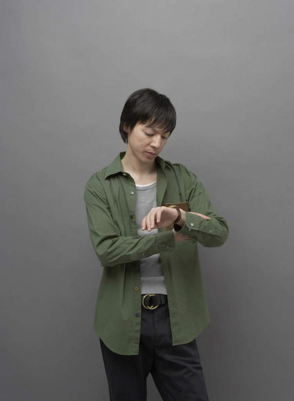 东方人,一个人,站,竖图,室内,白天,正面,亚洲,仅一个男性,仅一个人,握,灰色背景,服装,时间,时钟,手表,拿,计时,拿着,注视,休闲装,黄种人,仅一个年轻男性,衣服,绿色,钟表,观察,看,站着,休闲,休闲服,表,握着,摄影,服饰,影棚,观看,腕表,察看,关注,男人,男性,年轻男性,亚洲人,钟,站立,半身,彩图,影棚拍摄,拍摄