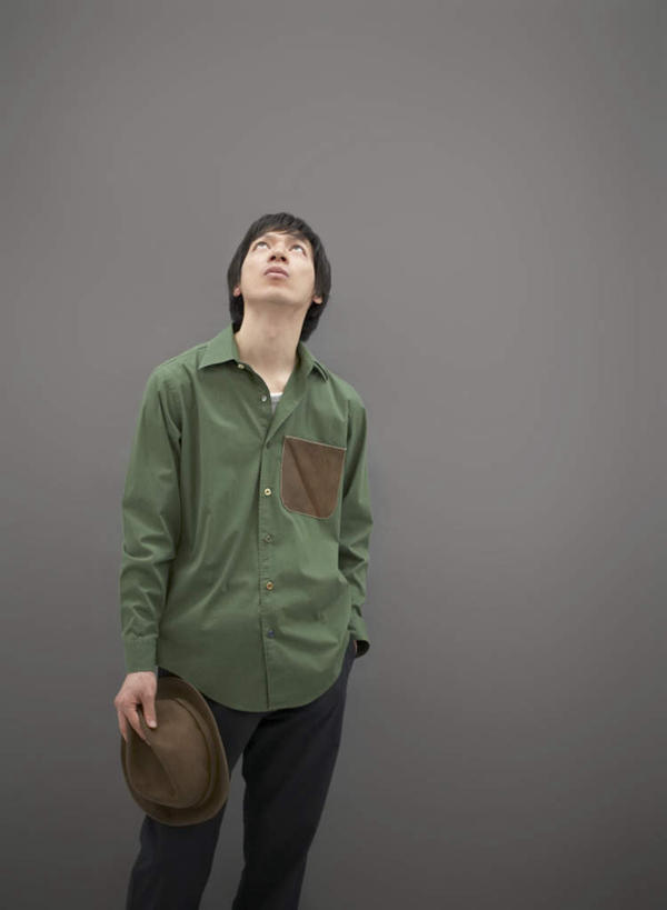 东方人,一个人,站,竖图,室内,白天,正面,帽子,亚洲,仅一个男性,仅一个人,握,灰色背景,服装,拿,拿着,注视,休闲装,礼帽,黄种人,仅一个年轻男性,衣服,绿色,观察,看,站着,休闲,休闲服,握着,摄影,服饰,影棚,观看,察看,关注,手插袋,单手插袋,单手抄兜,单手放兜,男人,男性,年轻男性,亚洲人,插兜,手插兜,手放口袋,抬头,仰头,站立,半身,彩图,影棚拍摄,拍摄,手抄兜