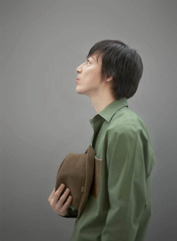 东方人,一个人,站,竖图,室内,白天,侧面,帽子,亚洲,仅一个男性,仅一个人,握,灰色背景,服装,拿,拿着,注视,休闲装,礼帽,黄种人,仅一个年轻男性,衣服,绿色,观察,看,站着,休闲,休闲服,握着,摄影,服饰,影棚,观看,察看,关注,男人,男性,年轻男性,亚洲人,站立,半身,彩图,影棚拍摄,拍摄