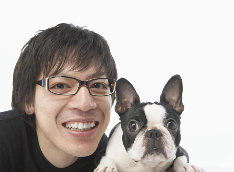 东方人,脸,头,脸颊,一个人,笑,微笑,露齿笑,横图,室内,特写,白天,白色背景,正面,宠物,狗,亚洲,仅一个男性,仅一个人,服装,斗牛犬,眼镜,注视,休闲装,黄种人,仅一个年轻男性,一只,衣服,动物,观察,看,休闲,休闲服,可爱,摄影,服饰,影棚,观看,察看,关注,牛头犬,近视眼镜,忠诚,英国斗牛犬,斗牛狗,老虎狗,英国老虎犬,男人,男性,年轻男性,亚洲人,头部,脸部,脸蛋,面部,犬,半身,彩图,影棚拍摄,拍摄