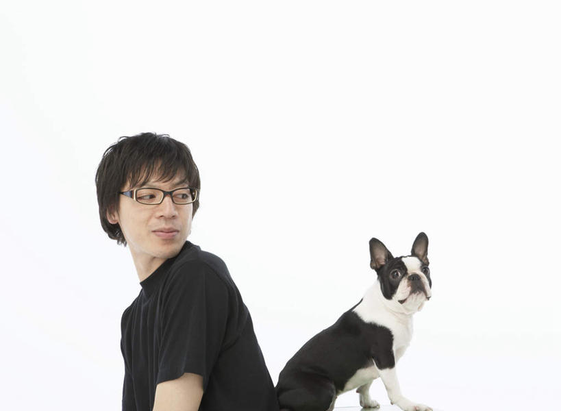 东方人,一个人,坐,笑,微笑,横图,室内,白天,白色背景,侧面,安全,宠物,狗,亚洲,仅一个男性,仅一个人,服装,斗牛犬,眼镜,扭头,依靠,注视,休闲装,黄种人,仅一个年轻男性,一只,衣服,动物,观察,看,倚靠,转头,背靠背,休闲,休闲服,可爱,背对背,摄影,服饰,影棚,观看,察看,关注,牛头犬,近视眼镜,忠诚,英国斗牛犬,斗牛狗,老虎狗,英国老虎犬,信任,男人,男性,年轻男性,亚洲人,犬,坐着,半身,彩图,影棚拍摄,拍摄