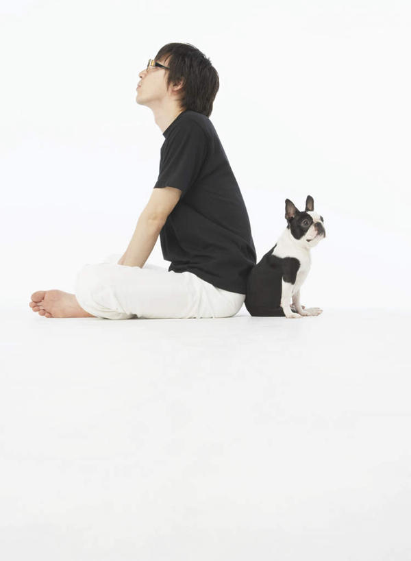 东方人,一个人,坐,笑,盘腿,微笑,竖图,室内,白天,白色背景,侧面,安全,宠物,狗,亚洲,仅一个男性,仅一个人,服装,斗牛犬,眼镜,扭头,依靠,注视,休闲装,黄种人,仅一个年轻男性,一只,衣服,动物,观察,看,倚靠,转头,背靠背,休闲,休闲服,可爱,背对背,摄影,服饰,影棚,观看,察看,关注,牛头犬,近视眼镜,忠诚,英国斗牛犬,斗牛狗,老虎狗,英国老虎犬,信任,男人,男性,年轻男性,亚洲人,犬,盘腿而坐,盘膝,盘着腿的,盘着腿坐,双腿交叉,坐着,彩图,全身,影棚拍摄,拍摄