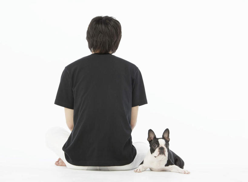 东方人,一个人,坐,盘腿,横图,室内,白天,白色背景,宠物,狗,亚洲,仅一个男性,仅一个人,服装,斗牛犬,休闲装,黄种人,仅一个年轻男性,一只,背面,衣服,动物,休闲,休闲服,可爱,摄影,服饰,影棚,牛头犬,忠诚,英国斗牛犬,斗牛狗,老虎狗,英国老虎犬,男人,男性,年轻男性,亚洲人,犬,盘腿而坐,盘膝,盘着腿的,盘着腿坐,双腿交叉,坐着,彩图,全身,影棚拍摄,拍摄