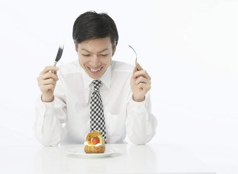 点心,东方人,一个人,商务人士,商务男性,坐,笑,微笑,露齿笑,横图,室内,白天,白色背景,正面,衬衫,下午茶,餐桌,桌子,餐具,亚洲,仅一个男性,仅一个人,握,套装,叉子,刀叉,刀子,碟子,盘,食品,领带,拿,拿着,注视,黄种人,食物,糕点,仅一个年轻男性,盘子,碟,观察,看,握着,摄影,影棚,餐台,观看,察看,象征,庄重,关注,餐刀,商务装,身份,工薪阶层,餐叉,正式,地位,男人,男性,年轻男性,亚洲人,白领,上班族,进餐用具,坐着,半身,彩图,影棚拍摄,衬衣,拍摄,蛋糕