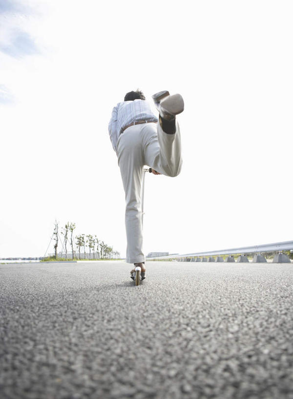 东方人,一个人,跑,竖图,室外,白天,仰视,锻炼,运动,道路,路,亚洲,仅一个男性,仅一个人,阴影,服装,光线,影子,云,云朵,小路,交通,云彩,抬腿,休闲装,黄种人,仅一个年轻男性,衣服,蓝色,白云,蓝天,天空,阳光,天,休闲,休闲服,服饰,晴朗,体育,男人,男性,年轻男性,亚洲人,晴空,跑步,彩图,低角度拍摄,全身,健身