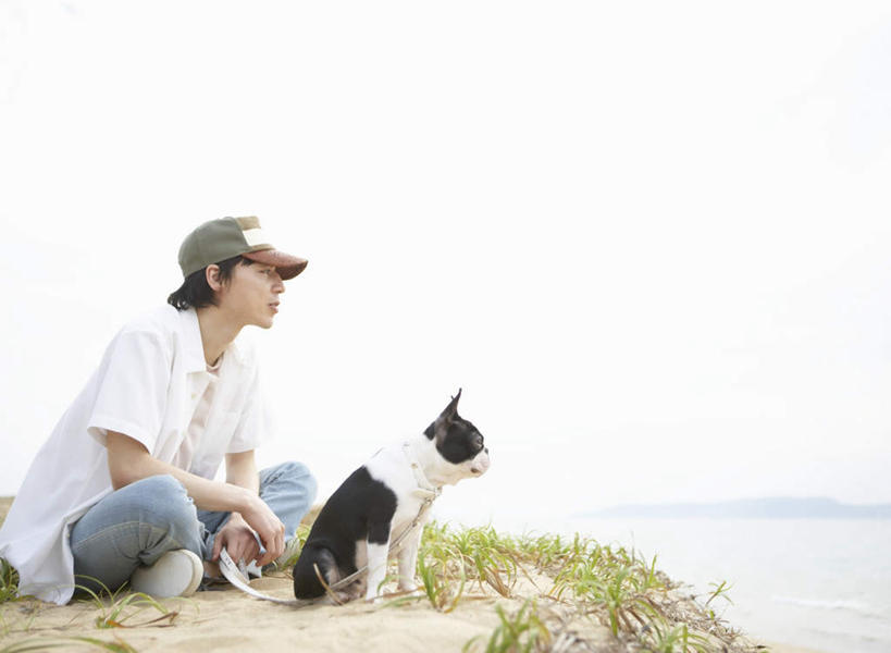 东方人,一个人,坐,盘腿,横图,室外,白天,侧面,海浪,海洋,石头,山,山脉,宠物,狗,帽子,亚洲,仅一个男性,仅一个人,服装,斗牛犬,石子,浪花,山峰,山峦,注视,休闲装,黄种人,运动帽,仅一个年轻男性,一只,衣服,海水,动物,群山,观察,看,休闲,休闲服,鸭舌帽,可爱,服饰,观看,察看,关注,牛头犬,海景,忠诚,英国斗牛犬,斗牛狗,老虎狗,英国老虎犬,男人,男性,年轻男性,亚洲人,大海,风浪,海,海水的波动,近岸浪,石块,岩石,涌浪,犬,盘腿而坐,盘膝,盘着腿的,盘着腿坐,双腿交叉,坐着,彩图,全身