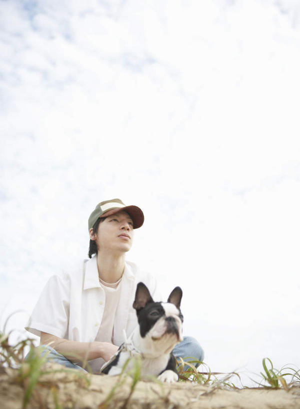 东方人,一个人,坐,盘腿,竖图,室外,白天,仰视,草地,草坪,植物,宠物,狗,帽子,亚洲,仅一个男性,仅一个人,阴影,服装,光线,斗牛犬,影子,云,云朵,云彩,注视,休闲装,黄种人,运动帽,草,仅一个年轻男性,一只,衣服,蓝色,绿色,白云,蓝天,天空,阳光,动物,天,观察,看,休闲,休闲服,鸭舌帽,可爱,服饰,晴朗,观看,察看,关注,牛头犬,忠诚,英国斗牛犬,斗牛狗,老虎狗,英国老虎犬,男人,男性,年轻男性,亚洲人,晴空,犬,盘腿而坐,盘膝,盘着腿的,盘着腿坐,双腿交叉,坐着,彩图,低角度拍摄,全身