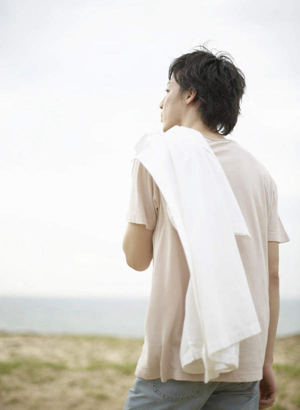 东方人,一个人,站,竖图,室外,白天,草地,草坪,植物,亚洲,仅一个男性,仅一个人,握,服装,拿,拿着,扭头,注视,休闲装,黄种人,草,仅一个年轻男性,背面,衣服,绿色,观察,看,站着,转头,休闲,休闲服,握着,服饰,观看,察看,关注,男人,男性,年轻男性,亚洲人,站立,半身,彩图