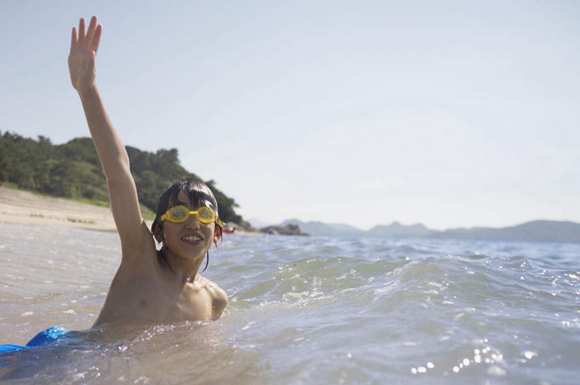 游泳,东方人,儿童,一个人,举,笑,微笑,露齿笑,横图,室外,白天,正面,纯洁,海浪,海洋,沙滩,植物,亚洲,仅一个男性,仅一个人,阴影,泳裤,光线,沙子,眼镜,影子,泳镜,海岸,浪花,沙地,注视,黄种人,裸露,树,树木,小孩,蓝色,绿色,蓝天,天空,阳光,自然,海水,游泳眼镜,天,观察,看,托,仅一个小孩,可爱,童年,童趣,生长,晴朗,成长,观看,察看,关注,裸,海景,童真,烂漫,无邪,万里无云,泅水,拍浮,天真,男孩,男人,男性,亚洲人,孩子,大海,风浪,海,海水的波动,海滩,近岸浪,涌浪,晴空,晴空万里,举起,举手,举着,向上举,向上伸,向上托,半身,彩图,男生