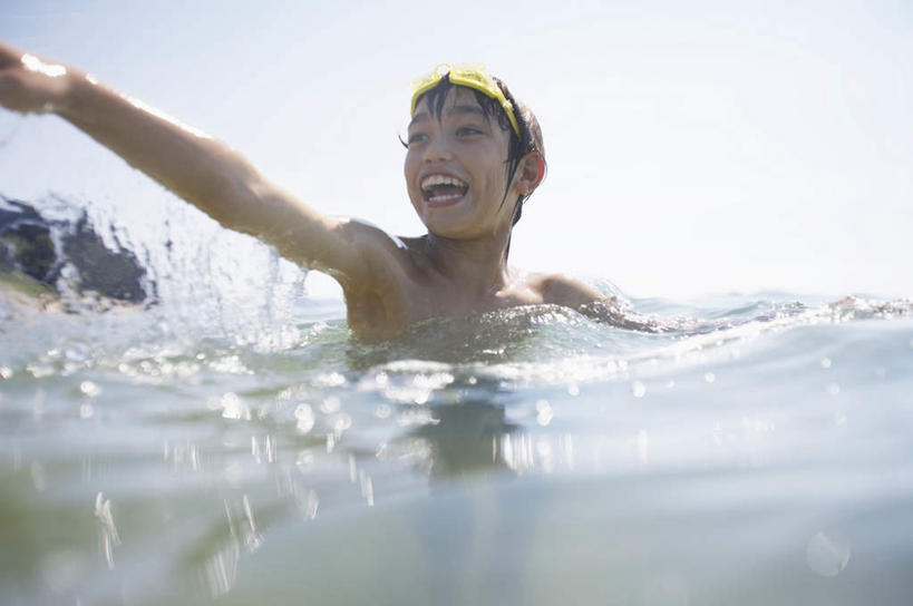 游泳,东方人,儿童,一个人,举,笑,微笑,露齿笑,横图,室外,白天,正面,纯洁,海浪,海洋,水,亚洲,仅一个男性,仅一个人,阴影,飞溅,朦胧,模糊,溅,光线,眼镜,液体,影子,泳镜,浪花,水滴,注视,黄种人,裸露,水珠,小孩,蓝色,蓝天,天空,阳光,海水,游泳眼镜,天,观察,看,托,仅一个小孩,可爱,童年,童趣,晴朗,观看,察看,关注,喷洒,裸,海景,童真,烂漫,无邪,万里无云,泅水,拍浮,天真,男孩,男人,男性,亚洲人,孩子,大海,风浪,海,海水的波动,近岸浪,涌浪,晴空,晴空万里,举起,举手,举着,向上举,向上伸,向上托,半身,彩图,男生