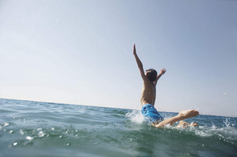 游泳,东方人,儿童,一个人,跳,举,横图,室外,白天,仰视,纯洁,海浪,海洋,水,亚洲,仅一个男性,仅一个人,阴影,飞溅,泳裤,溅,光线,液体,影子,浪花,水滴,水平线,辽阔,海平线,黄种人,裸露,水珠,小孩,蓝色,蓝天,天空,阳光,海水,天,托,仅一个小孩,广阔,可爱,童年,童趣,晴朗,一望无际,喷洒,裸,海景,童真,烂漫,无邪,万里无云,泅水,无边无际,一马平川,拍浮,天真,男孩,男人,男性,亚洲人,孩子,大海,风浪,海,海水的波动,近岸浪,涌浪,晴空,晴空万里,举起,举手,举着,跳跃,向上举,向上伸,向上托,彩图,低角度拍摄,全身,水天相接,水天一线,男生