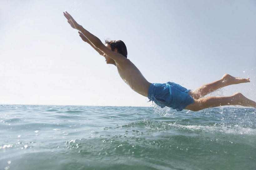 东方人,儿童,一个人,跳,举,横图,室外,白天,侧面,纯洁,海浪,海洋,水,亚洲,仅一个男性,仅一个人,阴影,飞溅,泳裤,溅,光线,液体,影子,浪花,水滴,水平线,辽阔,海平线,半空,黄种人,裸露,水珠,小孩,蓝色,蓝天,天空,阳光,海水,天,托,仅一个小孩,广阔,可爱,童年,童趣,晴朗,一望无际,喷洒,裸,海景,童真,烂漫,无邪,万里无云,无边无际,一马平川,天真,男孩,男人,男性,亚洲人,孩子,大海,风浪,海,海水的波动,近岸浪,涌浪,晴空,晴空万里,举起,举手,举着,跳跃,向上举,向上伸,向上托,彩图,全身,水天相接,水天一线,男生