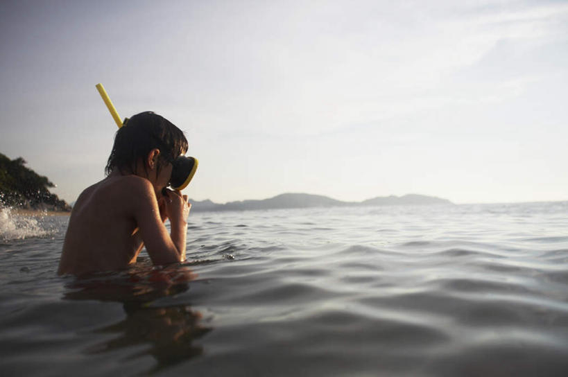 游泳,东方人,儿童,一个人,横图,室外,白天,侧面,锻炼,纯洁,运动,海浪,海洋,亚洲,仅一个男性,仅一个人,握,阴影,光线,潜水镜,影子,泳镜,浪花,云,云朵,拿,云彩,拿着,注视,黄种人,裸露,小孩,蓝色,白云,蓝天,天空,阳光,海水,天,观察,看,仅一个小孩,蛙鞋,可爱,童年,童趣,握着,潜水,晴朗,观看,脚蹼,呼吸管,察看,关注,裸,潜水装备,海景,童真,烂漫,无邪,面镜,浮潜,潜水运动,体育,天真,男孩,男人,男性,亚洲人,孩子,大海,风浪,海,海水的波动,近岸浪,涌浪,晴空,半身,彩图,健身,男生