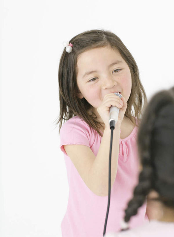 东方人,西方人,儿童,背部,两个人,伙伴,朋友,站,竖图,室内,白天,白色背景,正面,友谊,纯洁,欧洲,欧洲人,亚洲,握,服装,装饰,头饰,拿,拿着,注视,休闲装,黄种人,相视,小孩,衣服,发夹,发饰,话筒,夹子,饰品,观察,看,站着,休闲,面对面,休闲服,可爱,童年,童趣,握着,唱歌,摄影,服饰,影棚,观看,对视,华丽,修饰,点缀,察看,麦克风,互视,关注,扩音器,相对,演唱,传声器,歌唱,童真,烂漫,无邪,配饰,相看,衬托,美观,雅致,雅观,微音器,天真,友情,女孩,女人,女性,白种人,亚洲人,站立,半身,彩图,影棚拍摄,拍摄,女生