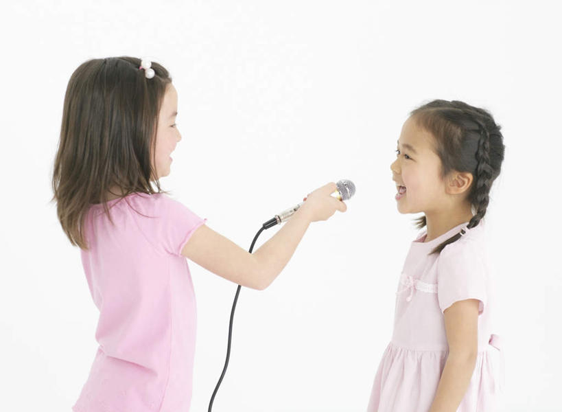 东方人,西方人,儿童,两个人,伙伴,朋友,站,横图,室内,白天,白色背景,侧面,友谊,纯洁,欧洲,欧洲人,亚洲,握,服装,装饰,头饰,拿,拿着,注视,休闲装,黄种人,相视,小孩,衣服,发夹,发饰,话筒,夹子,饰品,观察,看,站着,休闲,面对面,休闲服,可爱,童年,童趣,握着,唱歌,摄影,服饰,影棚,观看,对视,华丽,修饰,点缀,察看,麦克风,互视,关注,扩音器,相对,演唱,传声器,歌唱,童真,烂漫,无邪,配饰,相看,衬托,美观,雅致,雅观,微音器,天真,友情,女孩,女人,女性,白种人,亚洲人,站立,半身,彩图,影棚拍摄,拍摄,女生