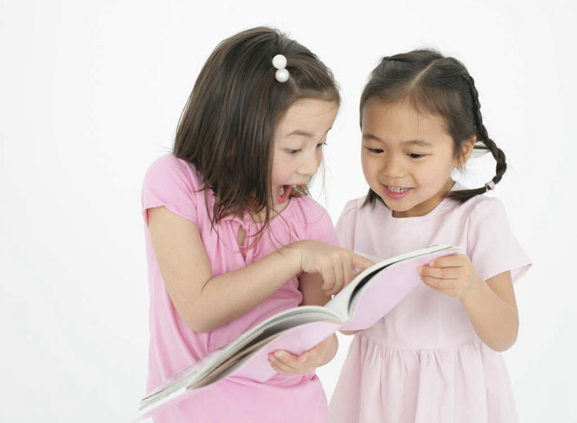 东方人,西方人,儿童,两个人,伙伴,朋友,站,笑,微笑,露齿笑,横图,室内,白天,白色背景,正面,友谊,纯洁,书籍,欧洲,欧洲人,亚洲,握,服装,装饰,头饰,拿,拿着,注视,休闲装,黄种人,小孩,衣服,发夹,发饰,夹子,饰品,观察,看,站着,休闲,休闲服,可爱,童年,童趣,握着,摄影,服饰,影棚,观看,华丽,修饰,点缀,察看,关注,童真,烂漫,无邪,配饰,衬托,美观,雅致,雅观,天真,友情,女孩,女人,女性,白种人,亚洲人,书,图书,站立,半身,彩图,影棚拍摄,拍摄,女生