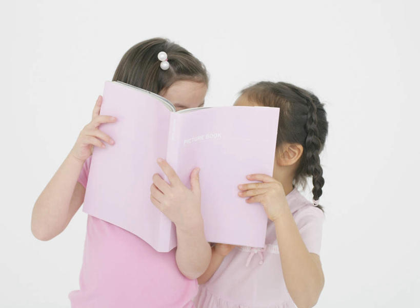 东方人,西方人,儿童,两个人,伙伴,朋友,站,横图,室内,白天,白色背景,正面,友谊,纯洁,书籍,欧洲,欧洲人,亚洲,握,服装,装饰,头饰,拿,拿着,休闲装,黄种人,小孩,衣服,发夹,发饰,夹子,饰品,站着,休闲,休闲服,可爱,童年,童趣,握着,遮,遮掩,摄影,服饰,影棚,华丽,修饰,点缀,掩盖,遮挡,童真,烂漫,无邪,遮盖,配饰,衬托,美观,雅致,雅观,掩饰,天真,友情,女孩,女人,女性,白种人,亚洲人,书,图书,站立,半身,彩图,影棚拍摄,拍摄,女生