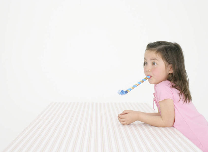 西方人,儿童,一个人,横图,室内,白天,白色背景,侧面,游戏,纯洁,餐桌,桌子,玩具,欧洲,欧洲人,仅一个女性,仅一个人,服装,布料,玩,布纹,注视,休闲装,娱乐,桌布,小孩,衣服,粉色,餐巾,台布,观察,看,仅一个小孩,休闲,休闲服,可爱,童年,童趣,益智,搭,摄影,服饰,影棚,餐台,观看,活动,察看,搭着,发泄,关注,消遣,智力,玩具吹卷,童真,烂漫,无邪,宣泄,天真,女孩,女人,女性,白种人,孩子,玩耍,嬉戏,半身,彩图,影棚拍摄,拍摄,女生