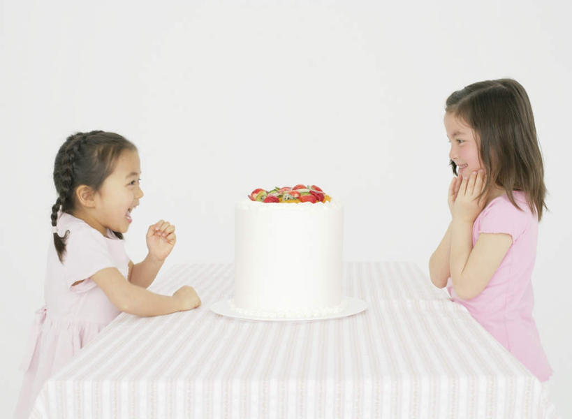 点心,东方人,西方人,儿童,两个人,伙伴,朋友,站,笑,微笑,露齿笑,横图,室内,白天,白色背景,侧面,下午茶,友谊,纯洁,餐桌,桌子,草莓,浆果,水果,欧洲,欧洲人,亚洲,服装,新鲜,布料,生食,食品,果实,布纹,注视,休闲装,黄种人,相视,桌布,食物,糕点,小孩,衣服,餐巾,台布,观察,看,站着,休闲,面对面,休闲服,可爱,童年,童趣,摄影,服饰,有机食品,绿色食品,影棚,餐台,观看,对视,察看,互视,关注,相对,童真,烂漫,无邪,相看,天真,友情,女孩,女人,女性,白种人,亚洲人,洋莓,水果皇后,红莓,地莓,站立,半身,彩图,影棚拍摄,拍摄,蛋糕,女生