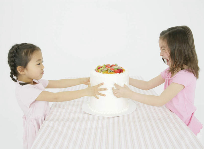 点心,东方人,西方人,儿童,两个人,伙伴,朋友,站,横图,室内,白天,白色背景,侧面,下午茶,友谊,纯洁,餐桌,桌子,草莓,浆果,水果,欧洲,欧洲人,亚洲,握,服装,新鲜,布料,生食,食品,果实,拿,布纹,拿着,注视,休闲装,黄种人,相视,桌布,食物,糕点,小孩,衣服,餐巾,台布,观察,看,站着,休闲,面对面,休闲服,可爱,童年,童趣,握着,摄影,服饰,有机食品,绿色食品,影棚,餐台,观看,对视,察看,互视,关注,相对,童真,烂漫,无邪,相看,天真,友情,女孩,女人,女性,白种人,亚洲人,洋莓,水果皇后,红莓,地莓,站立,半身,彩图,影棚拍摄,拍摄,蛋糕,女生