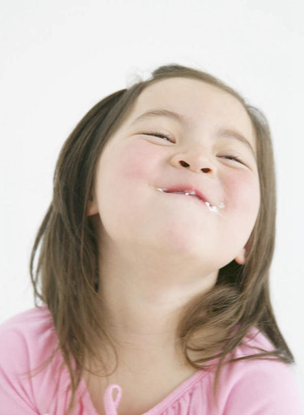 西方人,儿童,脸,头,脸颊,一个人,笑,微笑,竖图,室内,特写,白天,白色背景,正面,纯洁,欧洲,欧洲人,仅一个女性,仅一个人,服装,装饰,头饰,注视,休闲装,肩膀,小孩,衣服,粉色,发夹,发饰,夹子,饰品,观察,看,仅一个小孩,休闲,休闲服,可爱,童年,童趣,摄影,服饰,影棚,观看,华丽,修饰,点缀,察看,关注,童真,烂漫,无邪,配饰,衬托,美观,雅致,雅观,天真,女孩,女人,女性,白种人,孩子,头部,脸部,脸蛋,面部,半身,彩图,影棚拍摄,拍摄,女生