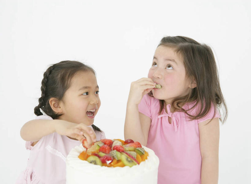 点心,东方人,西方人,儿童,两个人,伙伴,朋友,笑,吃,微笑,露齿笑,横图,室内,白天,白色背景,正面,下午茶,友谊,纯洁,草莓,浆果,猕猴桃,桃子,水果,欧洲,欧洲人,亚洲,握,服装,新鲜,生食,食品,果实,拿,拿着,注视,休闲装,黄种人,食物,糕点,小孩,衣服,观察,看,休闲,休闲服,黄桃,可爱,童年,童趣,握着,摄影,服饰,有机食品,绿色食品,影棚,观看,察看,关注,童真,烂漫,无邪,肺果,天真,友情,女孩,女人,女性,白种人,亚洲人,洋莓,水果皇后,奇异果,猕猴梨,红莓,地莓,嚼,食,半身,彩图,影棚拍摄,拍摄,蛋糕,女生