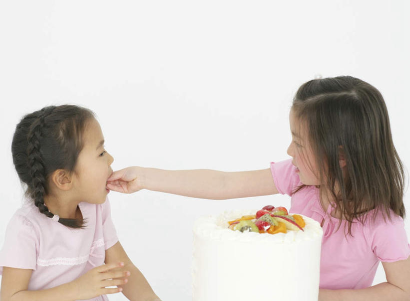 点心,东方人,西方人,儿童,两个人,伙伴,朋友,笑,吃,微笑,露齿笑,横图,室内,白天,白色背景,正面,下午茶,友谊,纯洁,草莓,浆果,猕猴桃,桃子,水果,欧洲,欧洲人,亚洲,握,服装,新鲜,生食,食品,果实,拿,拿着,注视,休闲装,黄种人,食物,糕点,小孩,衣服,观察,看,休闲,休闲服,黄桃,可爱,童年,童趣,握着,摄影,服饰,有机食品,绿色食品,影棚,观看,察看,关注,童真,烂漫,无邪,肺果,天真,友情,女孩,女人,女性,白种人,亚洲人,洋莓,水果皇后,奇异果,猕猴梨,红莓,地莓,嚼,食,半身,彩图,影棚拍摄,拍摄,蛋糕,女生