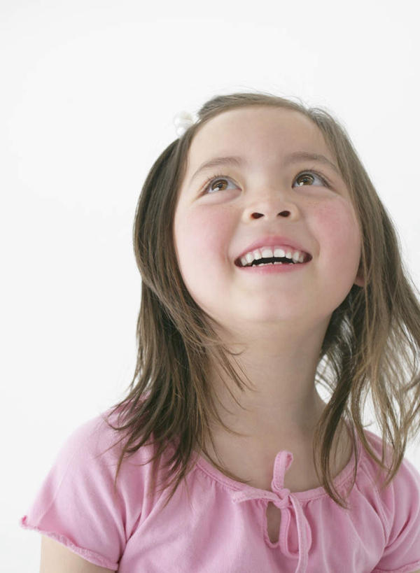 西方人,儿童,脸,头,脸颊,一个人,站,笑,微笑,露齿笑,竖图,室内,特写,白天,白色背景,正面,纯洁,欧洲,欧洲人,仅一个女性,仅一个人,服装,装饰,头饰,注视,休闲装,肩膀,小孩,衣服,粉色,发夹,发饰,夹子,饰品,观察,看,站着,仅一个小孩,休闲,休闲服,可爱,童年,童趣,摄影,服饰,影棚,观看,华丽,修饰,点缀,察看,关注,童真,烂漫,无邪,配饰,衬托,美观,雅致,雅观,天真,女孩,女人,女性,白种人,孩子,头部,脸部,脸蛋,面部,抬头,仰头,站立,半身,彩图,影棚拍摄,拍摄,女生