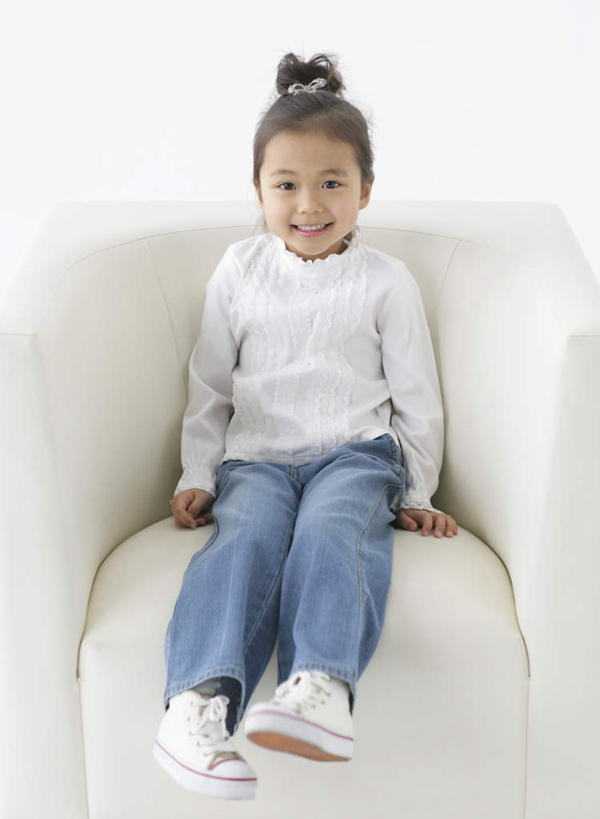 东方人,儿童,一个人,坐,笑,微笑,露齿笑,竖图,室内,白天,白色背景,正面,纯洁,沙发,亚洲,仅一个女性,仅一个人,服装,注视,休闲装,黄种人,小孩,衣服,观察,看,仅一个小孩,休闲,休闲服,可爱,童年,童趣,摄影,服饰,影棚,观看,察看,关注,布艺沙发,童真,烂漫,无邪,天真,女孩,女人,女性,亚洲人,孩子,坐着,彩图,全身,影棚拍摄,拍摄,女生