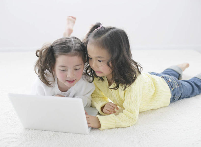 东方人,西方人,儿童,两个人,伙伴,朋友,笑,微笑,露齿笑,横图,室内,白天,白色背景,正面,友谊,纯洁,电脑,笔记本电脑,欧洲,欧洲人,亚洲,服装,网络,注视,休闲装,黄种人,通讯设备,小孩,衣服,观察,看,趴着,休闲,休闲服,可爱,童年,童趣,摄影,服饰,影棚,观看,一台,察看,无线,关注,通信设备,无线网络,无线上网,便携式电脑,童真,烂漫,无邪,天真,友情,手提电脑,女孩,女人,女性,白种人,亚洲人,趴,半身,彩图,影棚拍摄,拍摄,女生