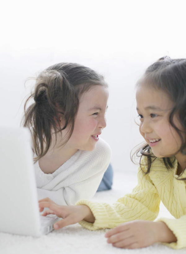 东方人,西方人,儿童,两个人,伙伴,朋友,笑,微笑,露齿笑,竖图,室内,白天,白色背景,正面,友谊,纯洁,电脑,笔记本电脑,欧洲,欧洲人,亚洲,服装,网络,扭头,注视,休闲装,黄种人,通讯设备,小孩,衣服,观察,看,趴着,转头,休闲,休闲服,可爱,童年,童趣,摄影,服饰,影棚,观看,一台,察看,无线,关注,通信设备,无线网络,无线上网,便携式电脑,童真,烂漫,无邪,天真,友情,手提电脑,女孩,女人,女性,白种人,亚洲人,趴,半身,彩图,影棚拍摄,拍摄,女生