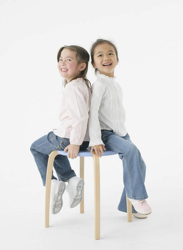 东方人,西方人,儿童,两个人,伙伴,朋友,坐,笑,微笑,露齿笑,竖图,室内,白天,白色背景,侧面,友谊,纯洁,安全,椅子,欧洲,欧洲人,亚洲,服装,裤子,木椅,扭头,依靠,注视,牛仔裤,休闲装,黄种人,小孩,衣服,观察,看,倚靠,转头,背靠背,休闲,休闲服,可爱,童年,童趣,背对背,摄影,服饰,影棚,观看,察看,关注,童真,烂漫,无邪,天真,信任,友情,女孩,女人,女性,白种人,亚洲人,坐着,彩图,全身,影棚拍摄,拍摄,女生