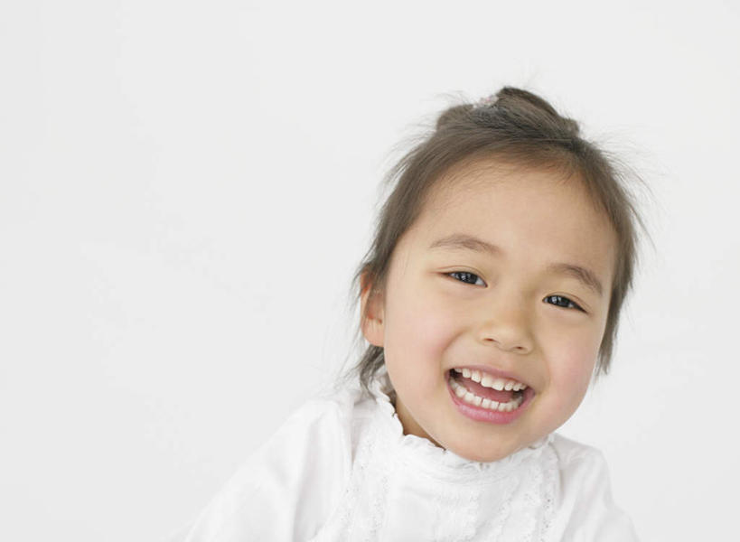东方人,儿童,脸,头,脸颊,一个人,笑,微笑,露齿笑,横图,室内,特写,白天,白色背景,正面,纯洁,亚洲,仅一个女性,仅一个人,服装,注视,休闲装,黄种人,肩膀,小孩,衣服,观察,看,仅一个小孩,休闲,休闲服,可爱,童年,童趣,摄影,服饰,影棚,观看,察看,关注,童真,烂漫,无邪,天真,女孩,女人,女性,亚洲人,孩子,头部,脸部,脸蛋,面部,半身,彩图,影棚拍摄,拍摄,女生