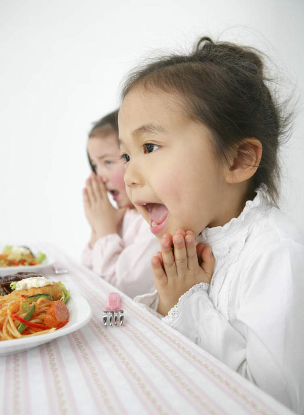 面食,面条,意大利面,东方人,西方人,儿童,两个人,伙伴,朋友,坐,笑,大笑,竖图,室内,白天,白色背景,侧面,西餐,快乐,兴奋,友谊,纯洁,骄傲,成功,胜利,餐桌,桌子,餐具,欧洲,欧洲人,亚洲,击掌,服装,布料,碟子,盘,面,料理,食品,布纹,注视,休闲装,黄种人,桌布,食物,小孩,衣服,盘子,餐巾,碟,台布,观察,看,手势,张嘴,休闲,休闲服,可爱,童年,童趣,西式,自信,摄影,服饰,影棚,餐台,观看,察看,关注,张大嘴巴,童真,烂漫,无邪,哈哈大笑,天真,友情,女孩,女人,女性,白种人,亚洲人,张开嘴,拍手,坐着,半身,彩图,影棚拍摄,高兴,欢乐,开心,狂笑,拍摄,女生