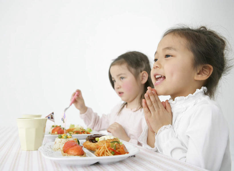 面食,面条,意大利面,东方人,西方人,儿童,两个人,伙伴,朋友,坐,笑,微笑,露齿笑,横图,室内,白天,白色背景,侧面,西餐,快乐,兴奋,友谊,纯洁,骄傲,成功,胜利,餐桌,桌子,餐具,欧洲,欧洲人,亚洲,击掌,握,服装,布料,叉子,碟子,盘,面,料理,食品,拿,布纹,拿着,注视,休闲装,黄种人,桌布,食物,小孩,衣服,盘子,餐巾,碟,台布,观察,看,手势,休闲,休闲服,可爱,童年,童趣,西式,自信,握着,摄影,服饰,影棚,餐台,观看,察看,关注,童真,烂漫,无邪,餐叉,天真,友情,女孩,女人,女性,白种人,亚洲人,进餐用具,拍手,坐着,半身,彩图,影棚拍摄,欢乐,开心,拍摄,女生