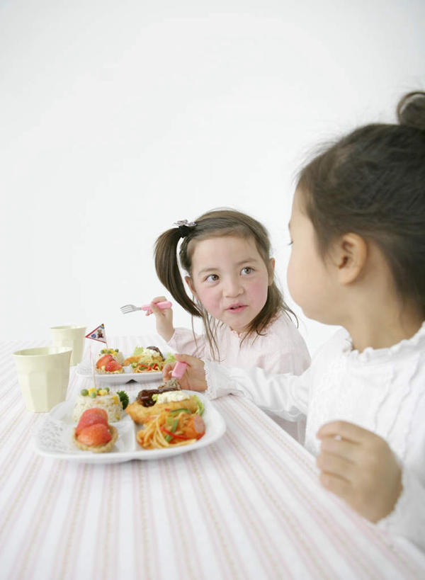 面食,面条,意大利面,东方人,西方人,儿童,两个人,伙伴,朋友,坐,说,竖图,室内,白天,白色背景,侧面,讨论,西餐,友谊,纯洁,餐桌,桌子,餐具,欧洲,欧洲人,亚洲,握,服装,布料,叉子,碟子,盘,面,料理,食品,拿,布纹,拿着,注视,休闲装,黄种人,桌布,食物,小孩,衣服,盘子,餐巾,碟,台布,观察,看,休闲,休闲服,可爱,童年,童趣,西式,握着,摄影,服饰,影棚,餐台,观看,察看,关注,童真,烂漫,无邪,餐叉,交流,天真,友情,女孩,女人,女性,白种人,亚洲人,进餐用具,沟通,讲话,交谈,商讨,说话,谈话,坐着,半身,彩图,影棚拍摄,拍摄,女生