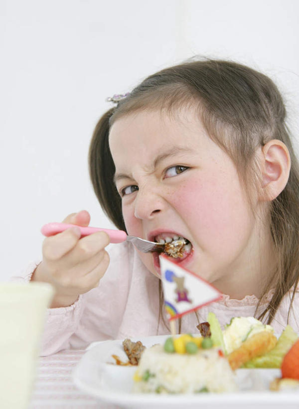 西方人,儿童,一个人,坐,吃,竖图,室内,白天,白色背景,正面,纯洁,草莓,浆果,餐具,水果,欧洲,欧洲人,仅一个女性,仅一个人,握,服装,新鲜,叉子,碟子,盘,生食,食品,果实,拿,拿着,注视,食物,小孩,衣服,盘子,碟,观察,看,仅一个小孩,皱眉,可爱,童年,童趣,握着,摄影,服饰,有机食品,绿色食品,影棚,观看,察看,衣着,穿着,关注,童真,烂漫,无邪,餐叉,衣饰,天真,女孩,女人,女性,白种人,孩子,进餐用具,洋莓,水果皇后,红莓,地莓,嚼,食,坐着,半身,彩图,影棚拍摄,拍摄,女生