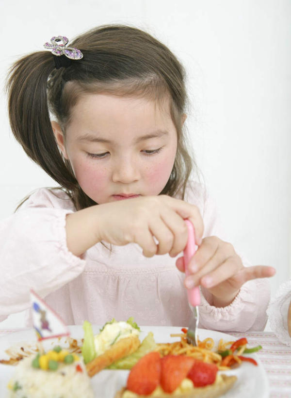 面食,面条,意大利面,西方人,儿童,一个人,坐,竖图,室内,白天,白色背景,正面,西餐,纯洁,餐桌,桌子,餐具,欧洲,欧洲人,仅一个女性,仅一个人,握,服装,叉子,碟子,盘,面,料理,食品,拿,拿着,注视,休闲装,食物,小孩,衣服,盘子,碟,观察,看,仅一个小孩,休闲,休闲服,可爱,童年,童趣,西式,握着,摄影,服饰,影棚,餐台,观看,察看,关注,童真,烂漫,无邪,餐叉,天真,女孩,女人,女性,白种人,孩子,进餐用具,坐着,半身,彩图,影棚拍摄,拍摄,女生