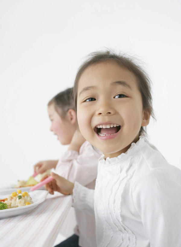 东方人,西方人,儿童,两个人,伙伴,朋友,坐,笑,微笑,露齿笑,竖图,室内,白天,白色背景,侧面,烹饪,西餐,友谊,纯洁,餐桌,桌子,餐具,欧洲,欧洲人,亚洲,握,服装,布料,碟子,盘,料理,食品,土豆泥,拿,布纹,拿着,扭头,注视,休闲装,黄种人,菜肴,美食,桌布,食物,小孩,衣服,盘子,餐巾,碟,台布,观察,看,转头,休闲,休闲服,可爱,童年,童趣,西式,握着,摄影,服饰,佳肴,影棚,餐台,观看,察看,关注,童真,烂漫,无邪,马铃薯泥,薯蓉,天真,友情,女孩,女人,女性,白种人,亚洲人,坐着,半身,彩图,影棚拍摄,拍摄,女生