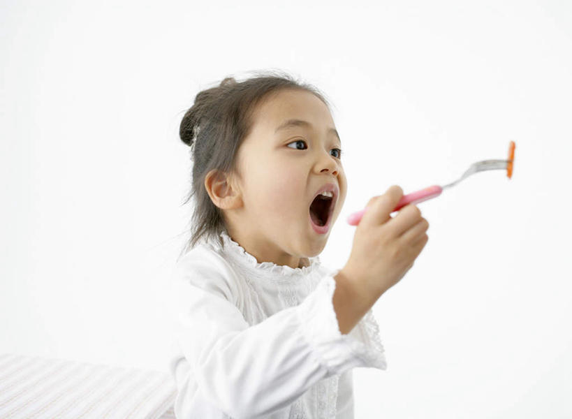 东方人,儿童,一个人,坐,横图,室内,白天,白色背景,正面,纯洁,餐桌,桌子,餐具,亚洲,仅一个女性,仅一个人,握,服装,布料,叉子,拿,布纹,拿着,注视,休闲装,黄种人,桌布,小孩,衣服,餐巾,台布,观察,看,张嘴,仅一个小孩,休闲,休闲服,可爱,童年,童趣,握着,摄影,服饰,影棚,餐台,观看,察看,关注,张大嘴巴,童真,烂漫,无邪,餐叉,天真,女孩,女人,女性,亚洲人,孩子,进餐用具,张开嘴,坐着,半身,彩图,影棚拍摄,拍摄,女生