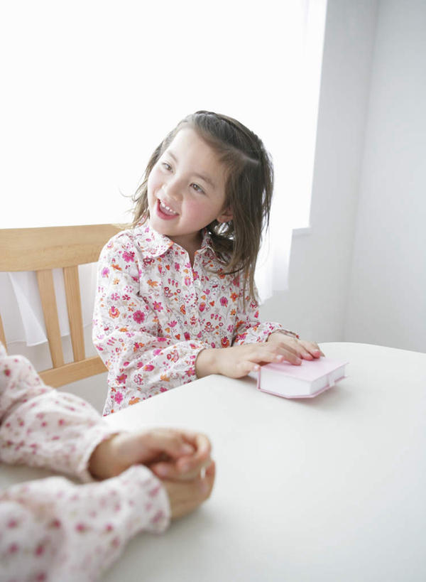 东方人,西方人,儿童,两个人,伙伴,朋友,坐,笑,微笑,露齿笑,竖图,室内,白天,正面,友谊,纯洁,餐桌,窗户,桌子,椅子,欧洲,欧洲人,亚洲,握,服装,木椅,墙,记事本,拿,拿着,注视,休闲装,黄种人,玻璃窗,墙壁,墙面,小孩,衣服,本子,笔记本,观察,看,休闲,休闲服,可爱,童年,童趣,握着,服饰,餐台,观看,察看,关注,童真,烂漫,无邪,天真,友情,女孩,女人,女性,白种人,亚洲人,坐着,半身,彩图,女生