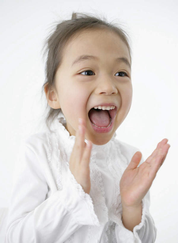 东方人,儿童,一个人,笑,大笑,竖图,室内,白天,白色背景,正面,快乐,兴奋,纯洁,骄傲,成功,胜利,亚洲,仅一个女性,仅一个人,击掌,服装,注视,休闲装,黄种人,小孩,衣服,白色,观察,看,手势,张嘴,仅一个小孩,休闲,休闲服,可爱,童年,童趣,自信,摄影,服饰,影棚,观看,察看,关注,张大嘴巴,童真,烂漫,无邪,哈哈大笑,天真,女孩,女人,女性,亚洲人,孩子,张开嘴,拍手,半身,彩图,影棚拍摄,高兴,欢乐,开心,狂笑,拍摄,女生