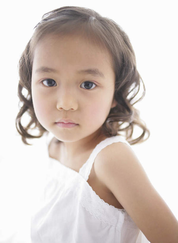 东方人,儿童,一个人,站,笑,微笑,竖图,室内,白天,白色背景,正面,纯洁,亚洲,仅一个女性,仅一个人,服装,注视,休闲装,黄种人,小孩,衣服,白色,观察,看,站着,仅一个小孩,休闲,休闲服,可爱,童年,童趣,摄影,服饰,影棚,观看,察看,关注,童真,烂漫,无邪,天真,女孩,女人,女性,亚洲人,孩子,站立,半身,彩图,影棚拍摄,拍摄,女生