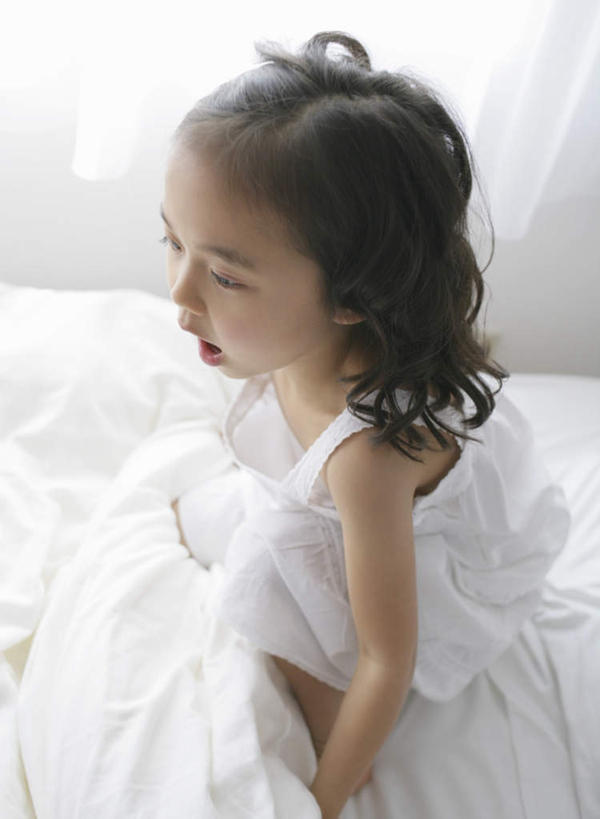 东方人,儿童,一个人,坐,竖图,俯视,室内,白天,纯洁,窗帘,床,卧室,亚洲,仅一个女性,仅一个人,服装,装饰,双人床,床单,注视,黄种人,被子,小孩,衣服,帘子,观察,看,仅一个小孩,遮阳,可爱,童年,童趣,服饰,观看,华丽,修饰,点缀,察看,被单,衣着,穿着,关注,童真,烂漫,无邪,衬托,美观,雅致,雅观,衣饰,天真,女孩,女人,女性,亚洲人,孩子,坐着,半身,彩图,高角度拍摄,睡房,卧房,女生